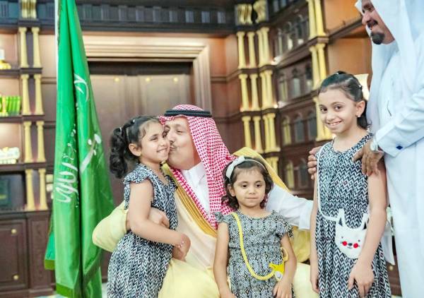 أمير الباحة مع طفلات أحد الشهداء.