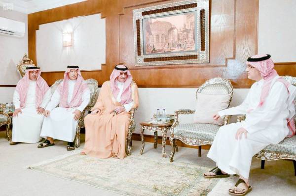 



الأمير فهد بن سلطان مقدما واجب العزاء أمس.