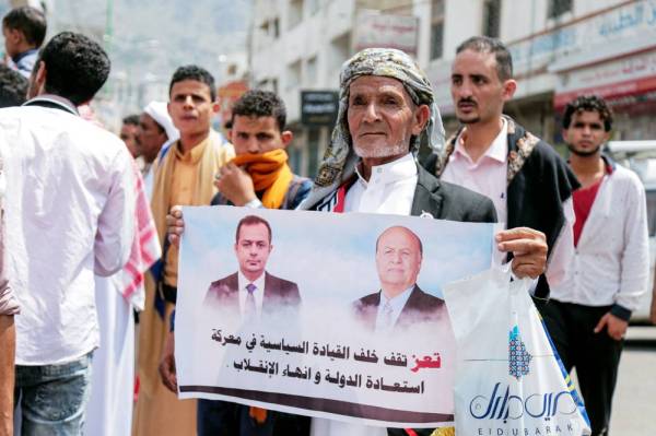 



مظاهرات مؤيدة للرئيس اليمني والحكومة الشرعية في تعز أمس الأول. (أ.ف.ب)