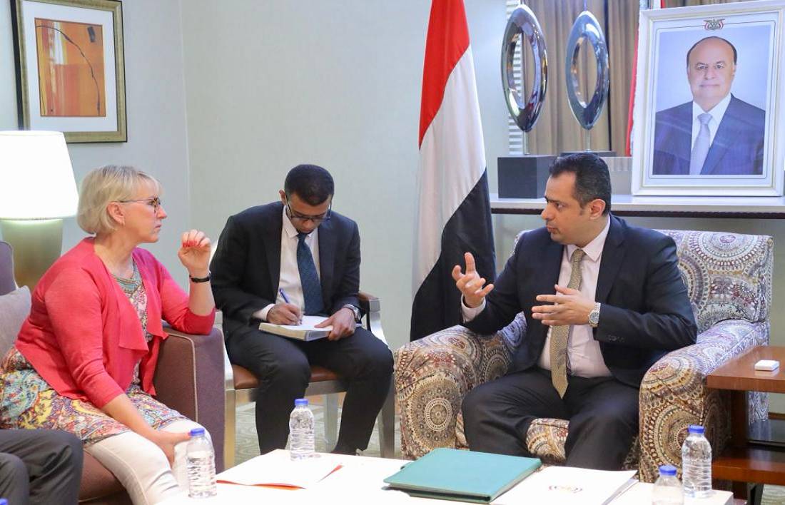 رئيس الوزراء اليمني ملتقيا وزيرة خارجية السويد في الرياض.