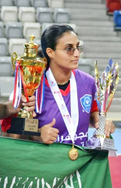 



منيرة الحمدان تحمل كأس البطولة.