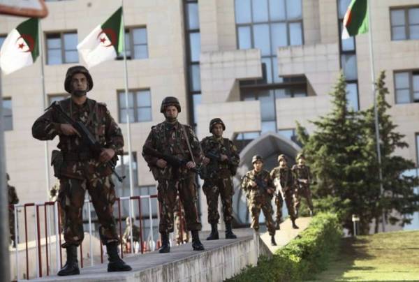 The Algerian Republican Guard is seen in front of the Presidential Palace in Algiers October 16, 2014. Algeria's government has reached a deal to end a three-day protest by police officers who had staged a sit-in outside President Abdelaziz Bouteflika's office demanding better working conditions, Prime Minister Adelmalek Sellal said on Wednesday. «The government will meet next Sunday to address their demands, particularly the finance related ones,» Sellal told state television after meeting with a delegation of police. REUTERS/Ramzi Boudina (ALGERIA - Tags: POLITICS CRIME LAW BUSINESS EMPLOYMENT CIVIL UNREST MILITARY) - RTR4AGSK