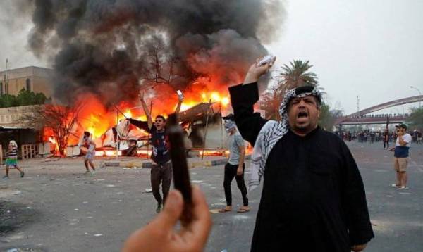 صورة أرشيفية من حادثة إحراق القنصلية الإيرانية في البصرة.