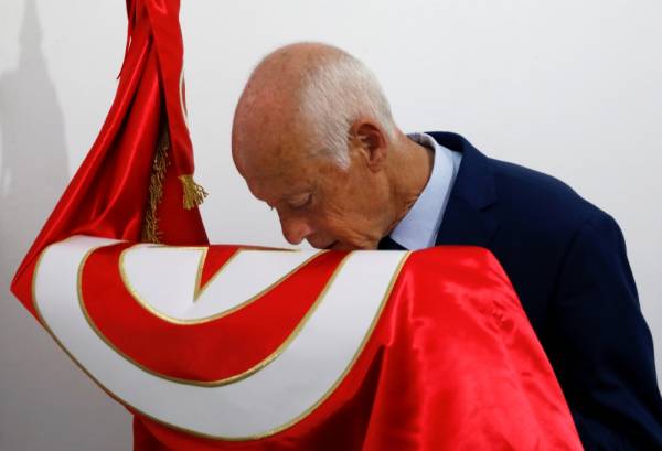 سعيد يقبل العلم التونسي