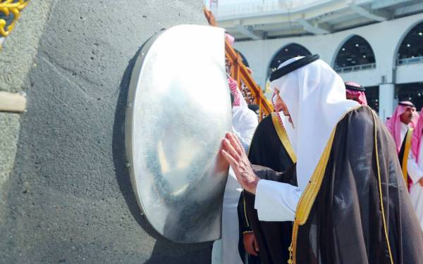 



نيابة عن خادم الحرمين أمير منطقة مكة المكرمة يتشرّف بغسل الكعبة المشرفة أمس.