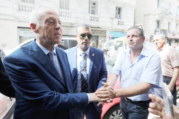 



المرشح الرئاسي قيس سعيد يحيي أنصاره في العاصمة تونس أمس. (رويترز)