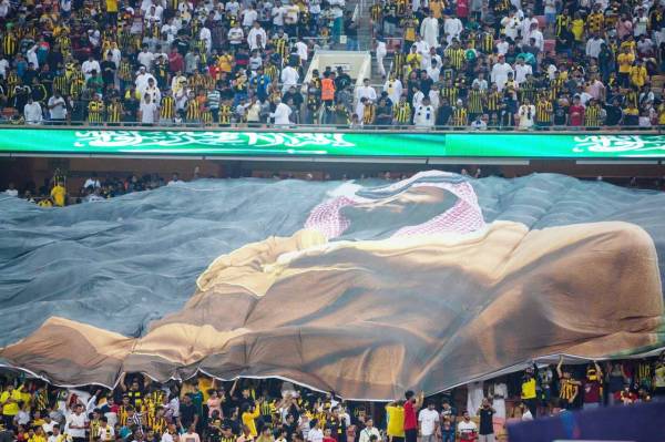 



جماهير نادي الاتحاد عبرت بطريقتها الخاصة عن احتفالاتها باليوم الوطني برفع صورة كبيرة للأمير محمد بن سلمان.
