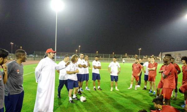 



كارينيو أثناء اجتماعه الفني مع اللاعبين.