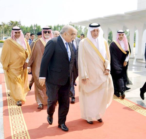 الأمير خالد الفيصل في مقدمة مستقبلي رئيس الوزراء العراقي في مطار جدة أمس.