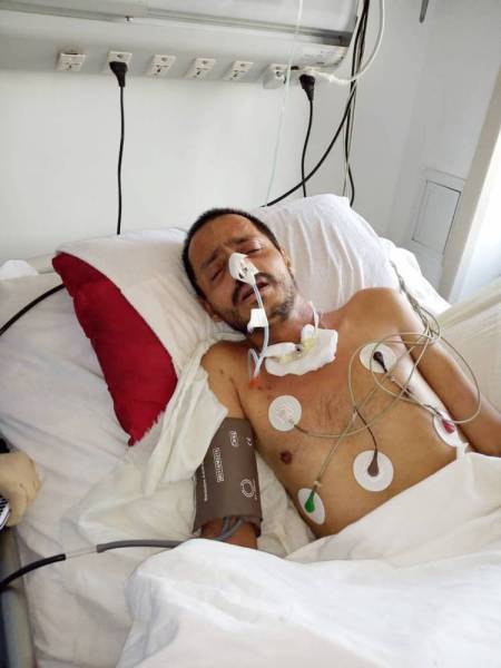





الصحفي أحمد حوذان الذي أطلقه الحوثيون أمس الأول بعد 4 سنوات من اختطافه يعالج في مستشفى بمأرب وهو في  حالة صحية سيئة ويعاني من الإعاقة. (متداولة)  