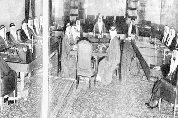 



صورة لأول اجتماع لمجلس الوزراء عام 1373هـ برئاسة الملك سعود، نشرتها مجلة المصور المصرية عام 1954م.
