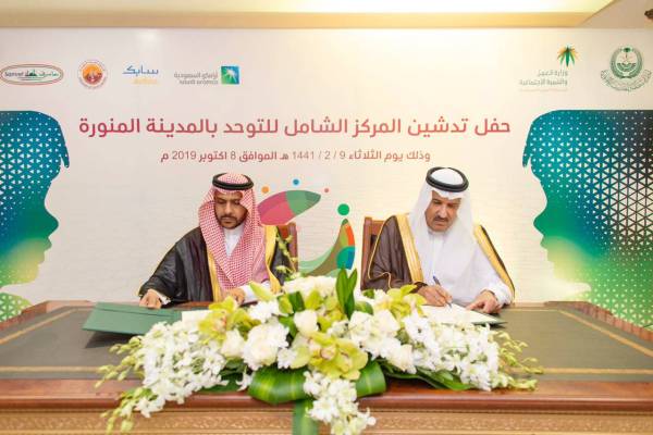 



الأمير فيصل بن سلمان خلال توقيع إحدى الاتفاقيتين.