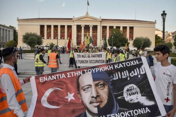 



اكراد يتظاهرون امام السفارة التركية في اثينا احتجاجاً على العدوان أمس. (أ.ف.ب)