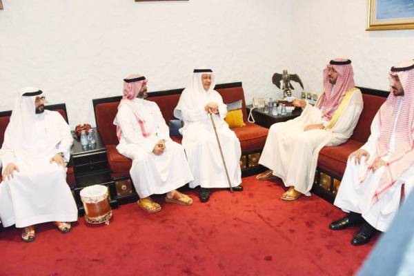 



الأمير سعود بن جلوي معزيا آل الطاسان.