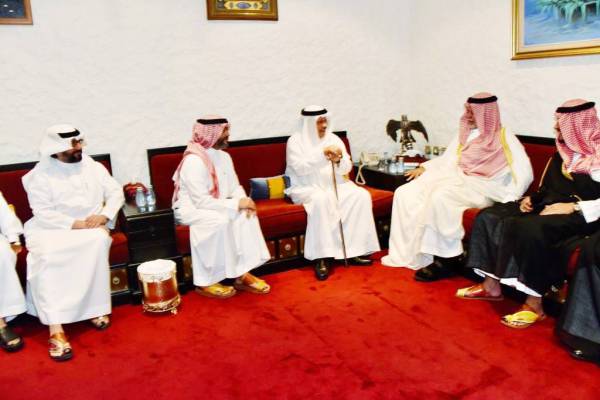 



الأمير بندر بن سلطان والأمير خالد بن بندر يقدمان واجب العزاء.