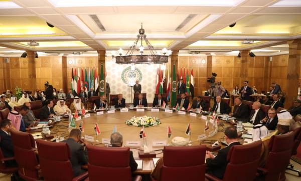 Representatives of the League of Arab states attend an emergency meeting at the Arab League headquarters in Cairo on October 12, 2019, to discuss Turkey's offensive on Syria.  / AFP / Mohamed el-Shahed
