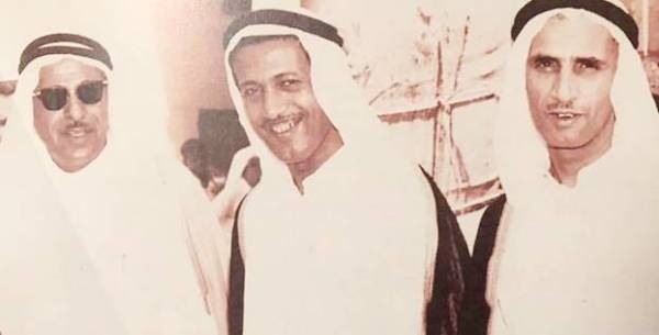 



الملا سنة 1963 متوسطاً زميليه في تأسيس بنك دبي الوطني سلطان العويس (يمين) وناصر السركال.
