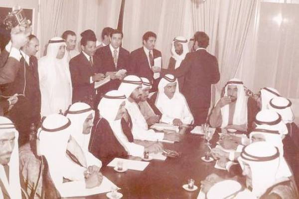 



الملا ضمن التشكيل الوزاري الأول في الإمارات سنة 1971.