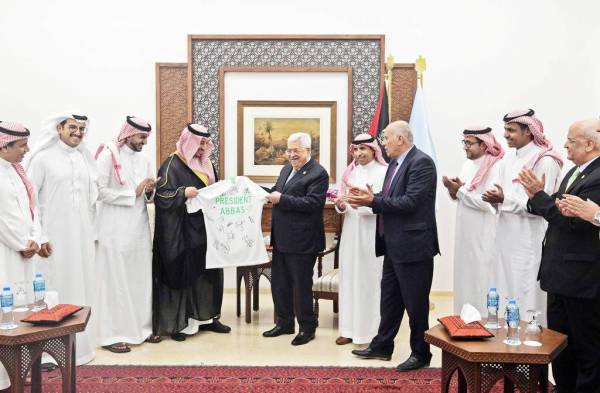 



رئيس دولة فلسطين محمود عباس يتسلم قميص المنتخب السعودي من رئيس اتحاد القدم ياسر المسحل أمس في رام الله.