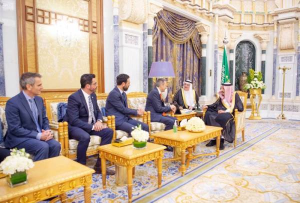 الملك سلمان بن عبدالعزيز خلال استقباله في مكتبه أمس، رئيس اللجنة الدولية للصليب الأحمر بيتر ماورر، والوفد المرافق له