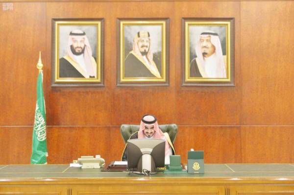 



الأمير بدر بن سلطان مترئسا اجتماع أعمال اللجنة.