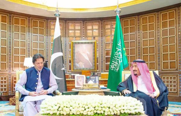 



الملك سلمان مستقبلا رئيس وزراء باكستان عمران خان.