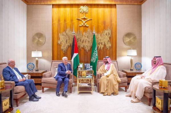 



ولي العهد ورئيس فلسطين خلال جلسة المحادثات الرسمية.