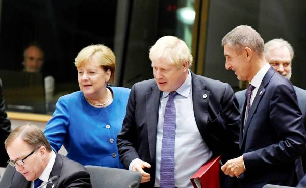 



جونسون وميركل خلال قمة قادة الاتحاد الأوروبي في بروكسل أمس. (رويترز)