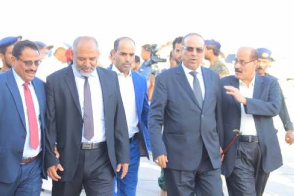 



نائب رئيس الوزراء اليمني مع وزير النقل وعدد من المسؤولين أثناء وصولهم مطار سيئون أمس. (عكاظ)