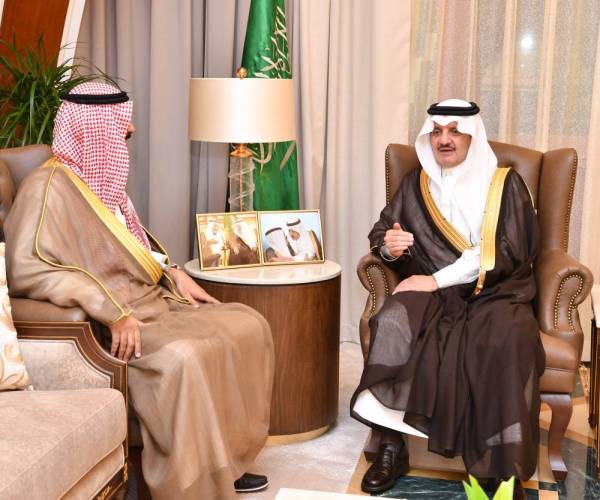 



الأمير سعود بن نايف خلال لقائه السفير الكويتي.