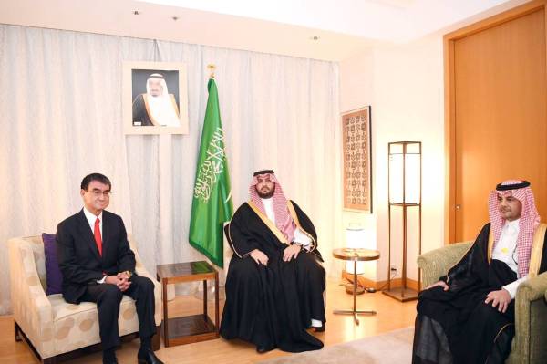 



الأمير تركي بن محمد ملتقيا وزير الدفاع الياباني.