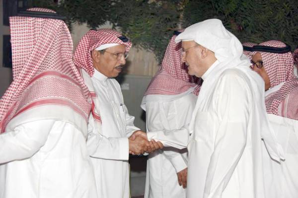 



خالد بن عبدالله مقدما واجب العزاء.