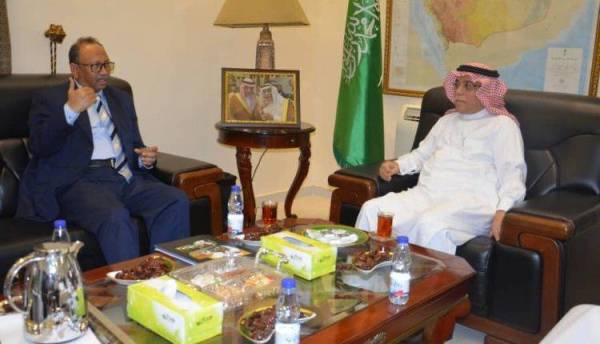السفير السعودي في السودان مستقبلاً أمين المغتربين السودانيين. (عكاظ)