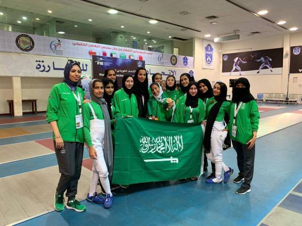 



الفتيات السعوديات عقب تتويجهن أمس في الكويت بحضور بعض أولياء أمورهن.