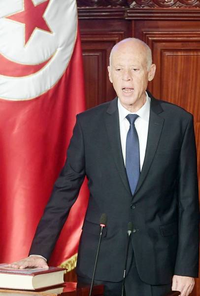 



قيس سعيد يؤدي القسم أمام أعضاء الجمعية التأسيسية في تونس أمس. (أ.ف.ب)