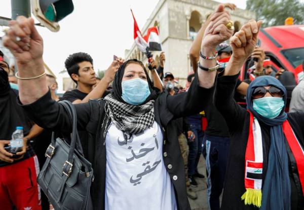 



عراقية تصرخ بشعارات أثناء مظاهرة احتجاج على الفساد وضعف الخدمات في بغداد أمس. (رويترز) 