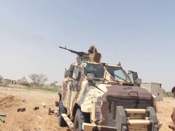 



آلية عسكرية تابعة لقوات الشرعية خلال المواجهات مع مليشيا الحوثي في حجة أمس الأول. (إعلام الجيش اليمني)