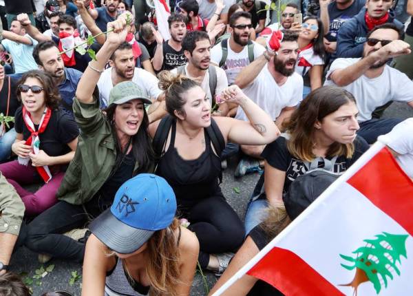 



المخرجة نادين لبكي مع متظاهرين خلال الانتفاضة المتصاعدة على جسر رئيسي في وسط  بيروت أمس. (أ ف ب)