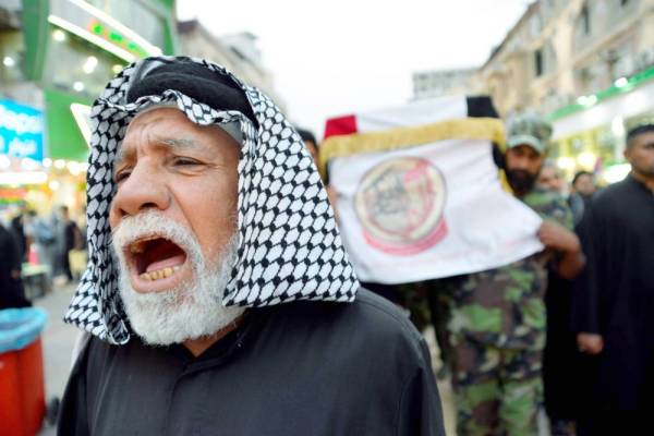 



عراقي يصرخ أثناء تشييع أحد قتلى المظاهرات في النجف أمس الأول. (أ ف ب)