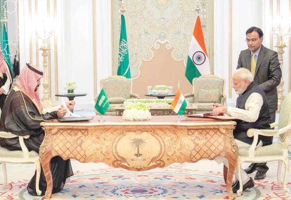 



الأمير محمد بن سلمان موقعا مع ناريندرا مودي اتفاق إنشاء مجلس الشراكة السعودي - الهندي.