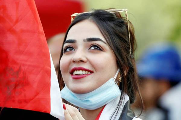 



عراقية تشارك في الاحتجاجات المناهضة للحكومة في بغداد أمس. (رويترز)