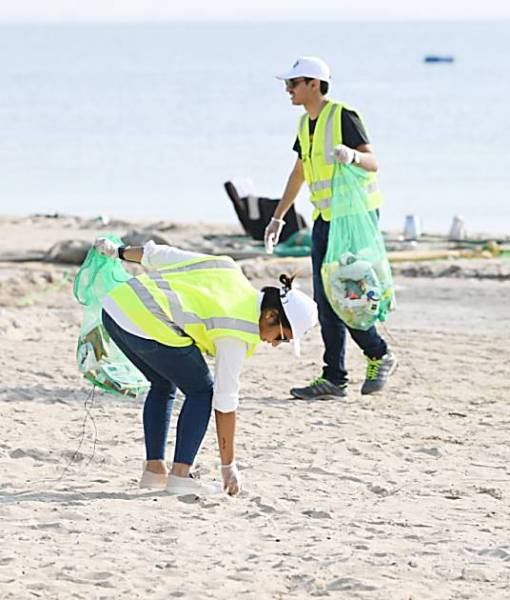 المتطوعون خلال إزالة النفايات من الشاطئ.