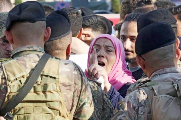 



 لبنانية تصيح أمام جنود الجيش خلال المظاهرات في صيدا جنوب لبنان أمس الأول. (أ.ف.ب)
