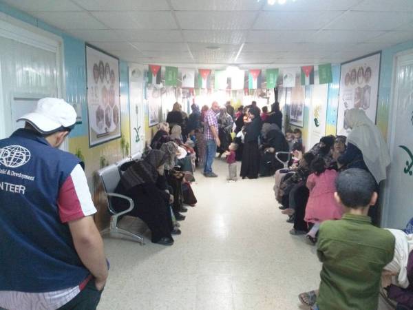 



لاجئون سوريون بانتظار الرعاية الصحية في مركز الملك سلمان بمخيم الزعتري.