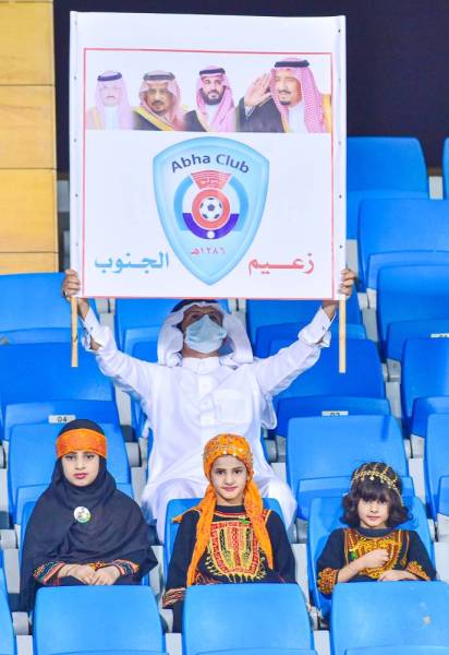 



مشجع مع عائلته يتابع مباراة النصر وأبها.