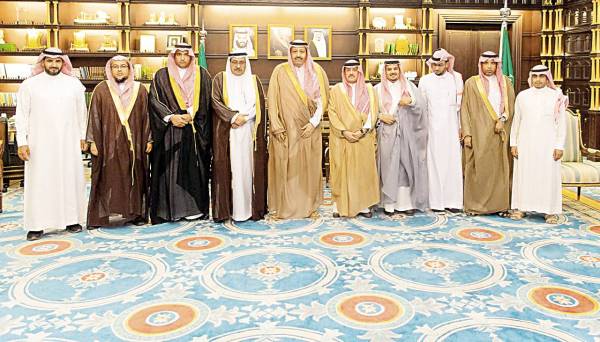 



الأمير حسام بن سعود مع رئيس بني كبير وأعضاء لجنة التنمية الاجتماعية. (عكاظ)
