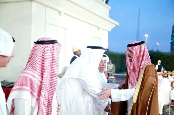 



الأمير سعود بن جلوي مواسياً أسرة السليمان.