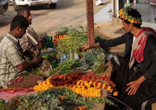 عملية بيع وشراء الزهور للزينة في رجال ألمع.