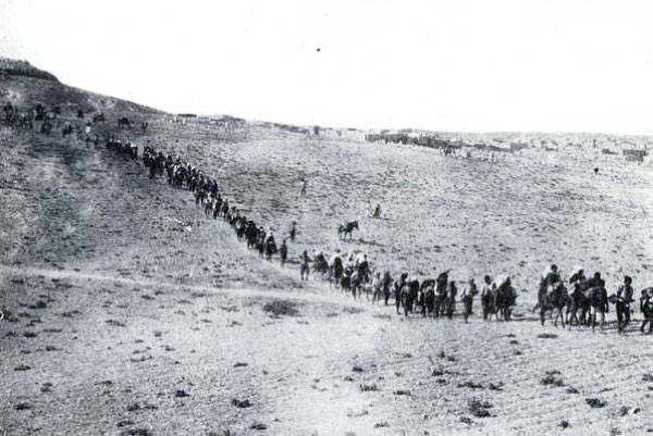 





أعداد من الأرمن خلال رحلتهم الأخيرة إلى «مسيرات الموت».