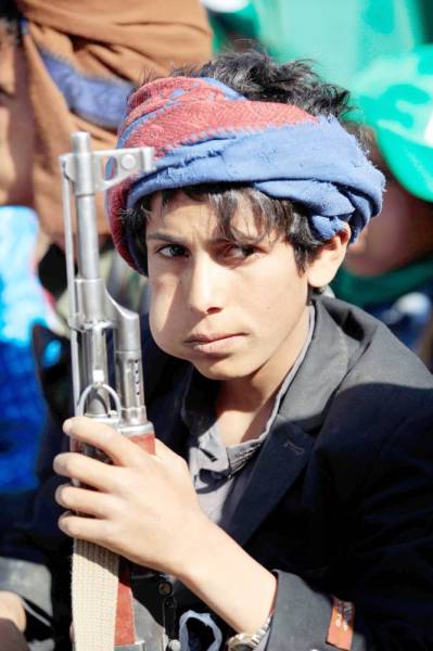 



طفل حوثي يحمل سلاحا في أحد شوارع صنعاء أمس الأول في إطار مخاوف المليشيا من انتفاضة شعبية. (أ.ف.ب)
